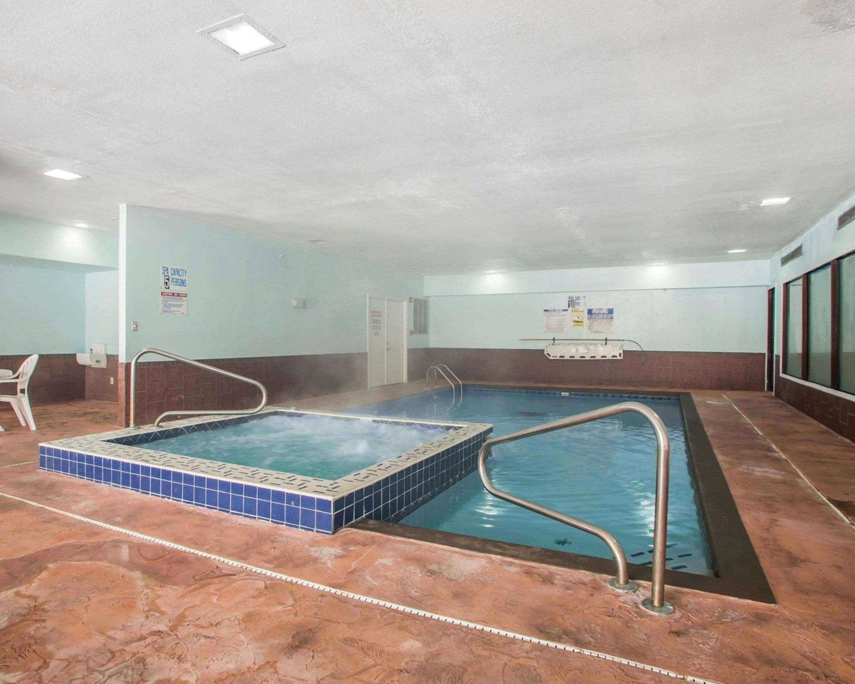 Quality Inn Мерріллвілл Екстер'єр фото